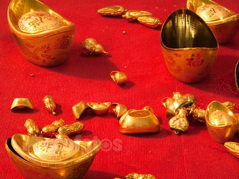 八卦一算得金言,天掉馅饼砸蛇上是什么生肖精选解析、解释与落实、统计解答解释落实